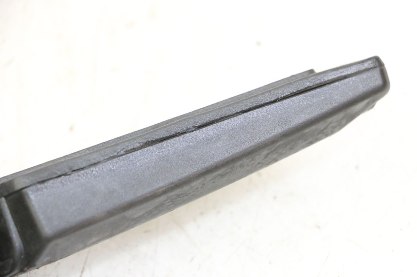 photo de CALE PIED ARRIERE DROIT PEUGEOT KISBEE 4T 50 (2010 - 2017) - Zoom état d’usage