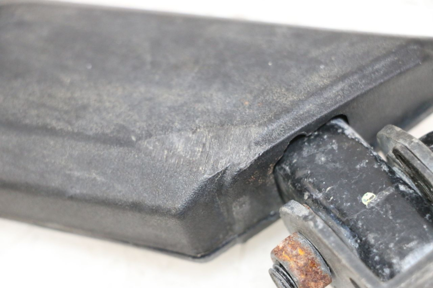 photo de CALE PIED ARRIERE DROIT PEUGEOT KISBEE 4T 50 (2018 - 2022) - Zoom état d’usage