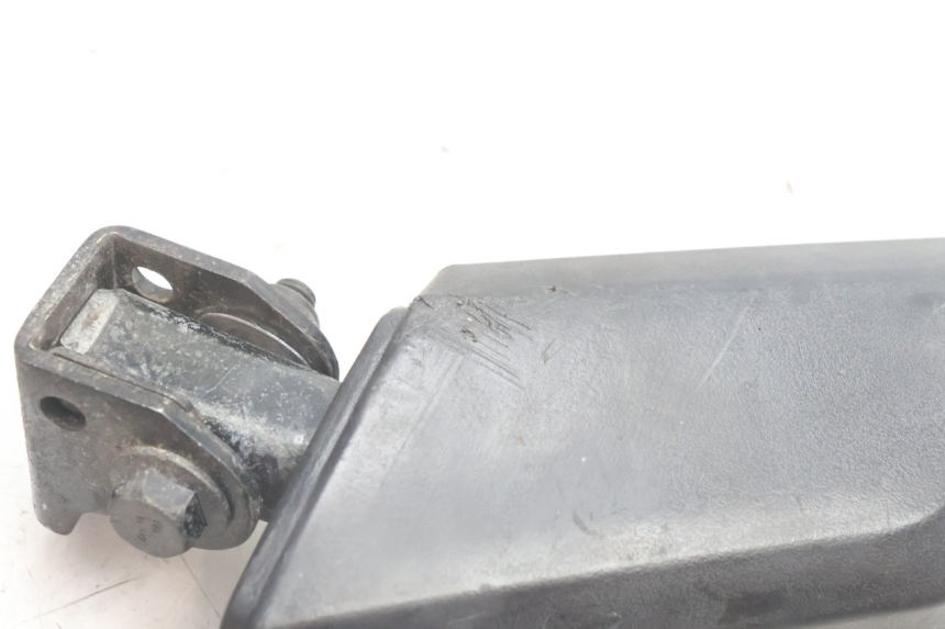 photo de CALE PIED ARRIERE DROIT PEUGEOT KISBEE 4T 50 (2010 - 2017) - Gros plan technique