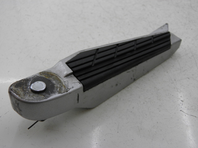 photo de CALE PIED ARRIERE DROIT KYMCO XCITING RI ABS 500 (2010) - Gros plan technique