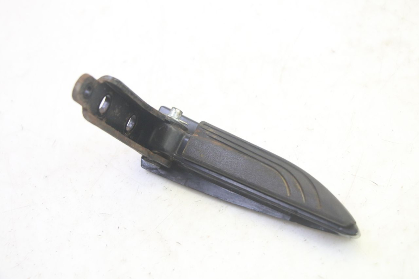 photo de CALE PIED ARRIERE DROIT PIAGGIO MP3 500 (2016 - 2018) - Gros plan technique