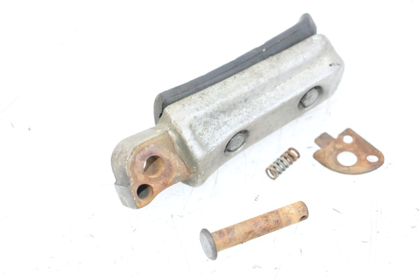 photo de CALE PIED ARRIERE DROIT HONDA NSR R 125 (1994 - 2003) - Gros plan technique