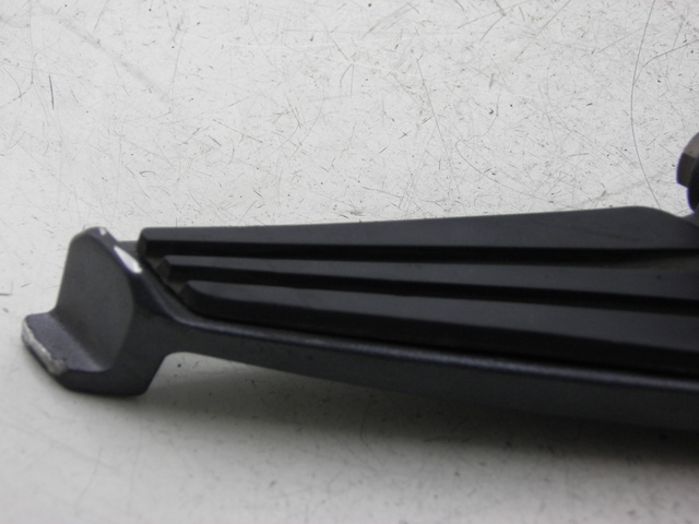 photo de CALE PIED ARRIERE DROIT PEUGEOT GEOPOLIS 250 (2006 - 2008) - Gros plan technique