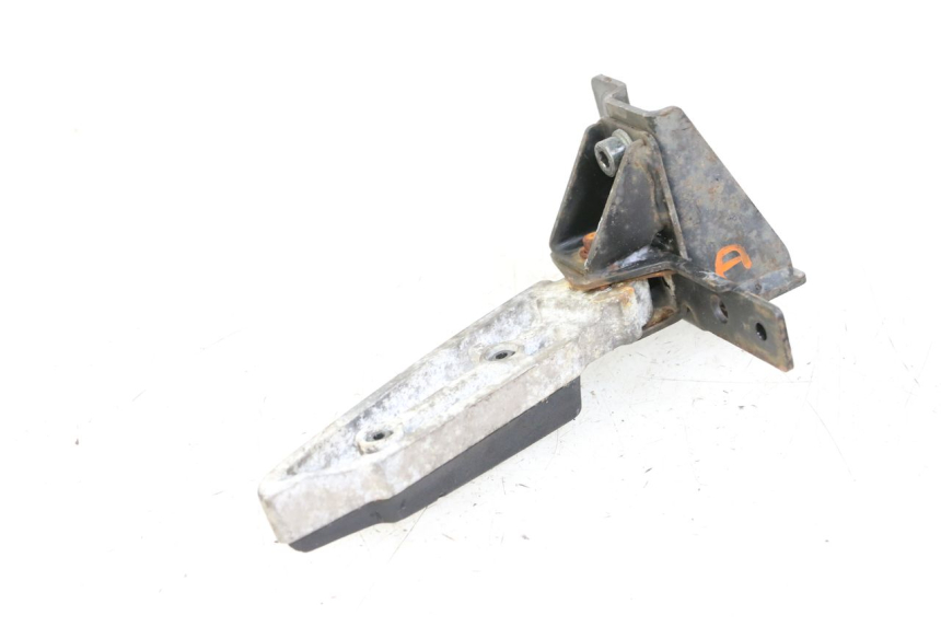 photo de CALE PIED ARRIERE DROIT PEUGEOT SATELIS 125 (2013 - 2018) - Gros plan technique