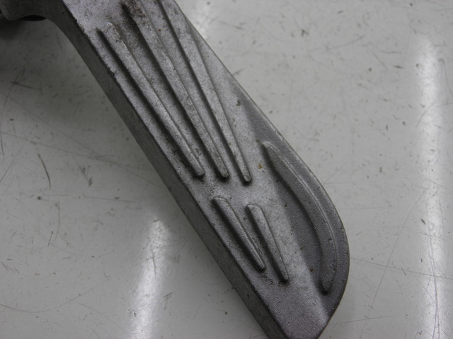 photo de CALE PIED ARRIERE DROIT PEUGEOT TWEET 125 (2010 - 2017) - Vue d’ensemble