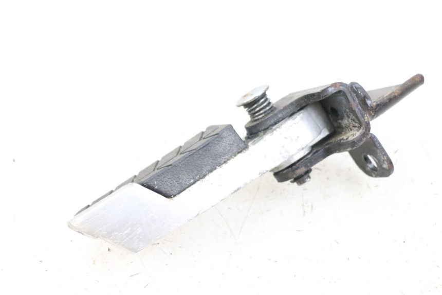 photo de CALE PIED ARRIERE DROIT DAELIM S3 125 (2010 - 2017) - Gros plan technique