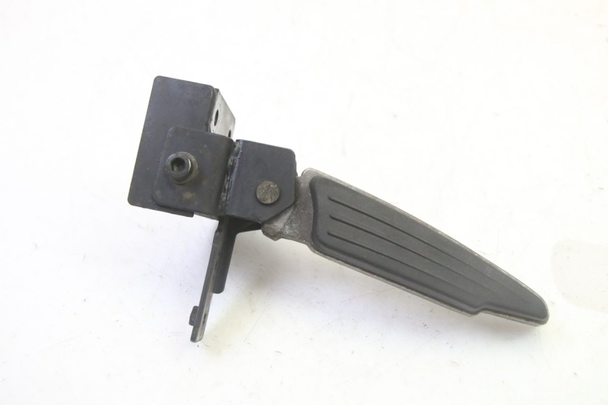 photo de CALE PIED ARRIERE DROIT PEUGEOT SATELIS 125 (2013 - 2018) - Autre angle de vue