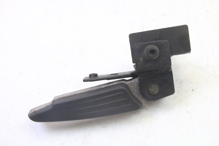 photo de CALE PIED ARRIERE DROIT PEUGEOT SATELIS 125 (2013 - 2018) - Gros plan technique