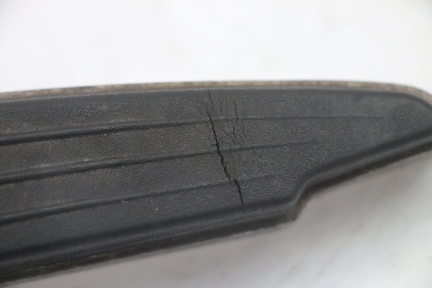 photo de CALE PIED ARRIERE DROIT PEUGEOT SATELIS 125 (2010 - 2012) - Zoom état d’usage