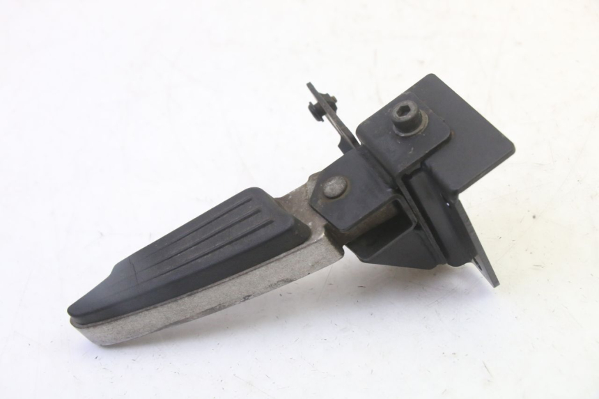 photo de CALE PIED ARRIERE DROIT PEUGEOT SATELIS 125 (2010 - 2012) - Gros plan technique