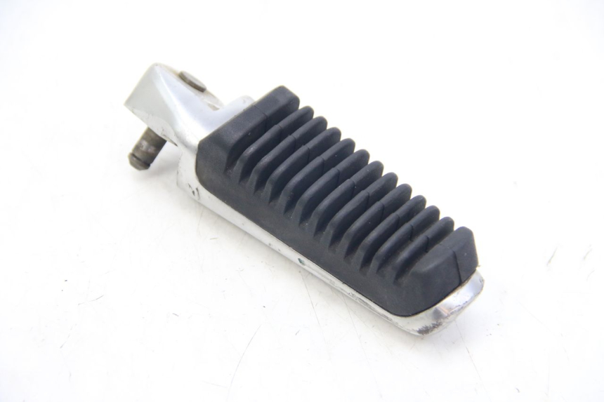 photo de CALE PIED ARRIERE DROIT SUZUKI SIXTEEN 125 (2008 - 2010) - Détail de la pièce