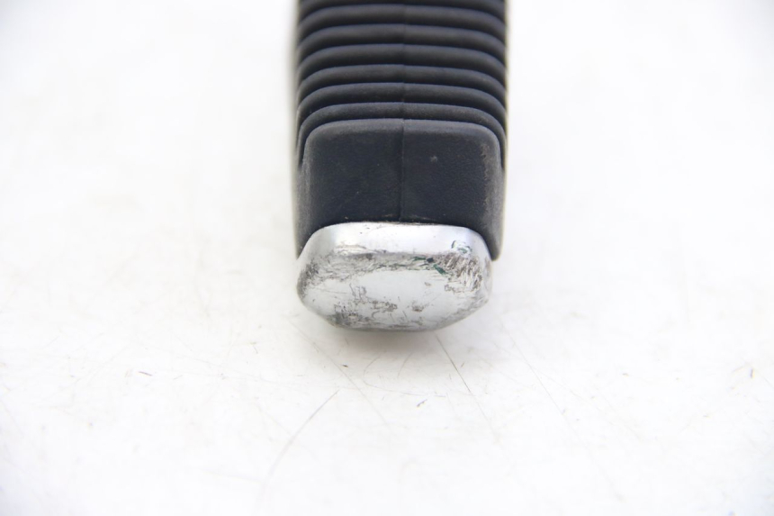 photo de CALE PIED ARRIERE DROIT SUZUKI SIXTEEN 125 (2008 - 2010) - Autre angle de vue