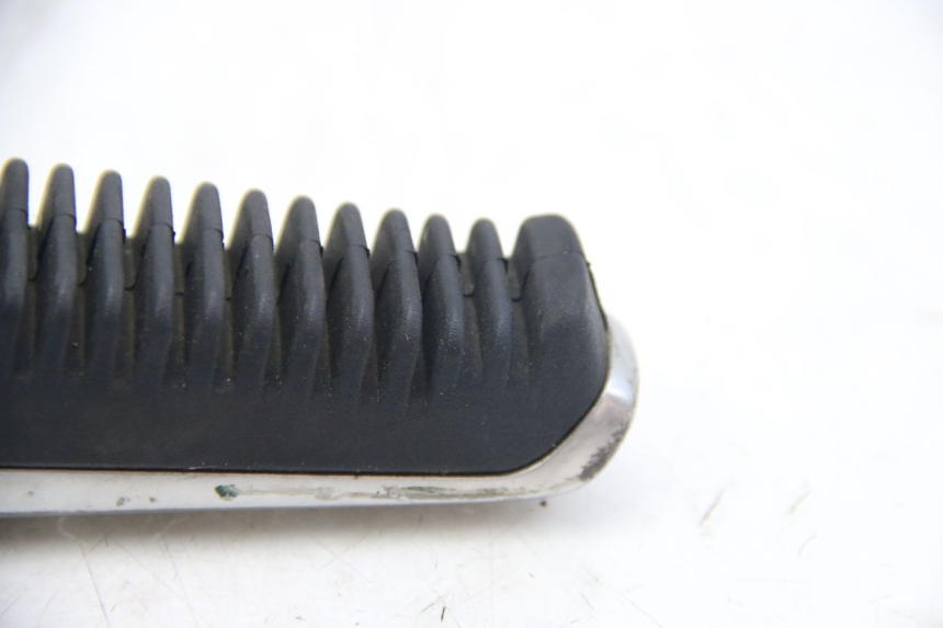 photo de CALE PIED ARRIERE DROIT SUZUKI SIXTEEN 125 (2008 - 2010) - Gros plan technique