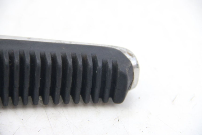 photo de CALE PIED ARRIERE DROIT SUZUKI SIXTEEN 125 (2008 - 2010) - Points de fixation