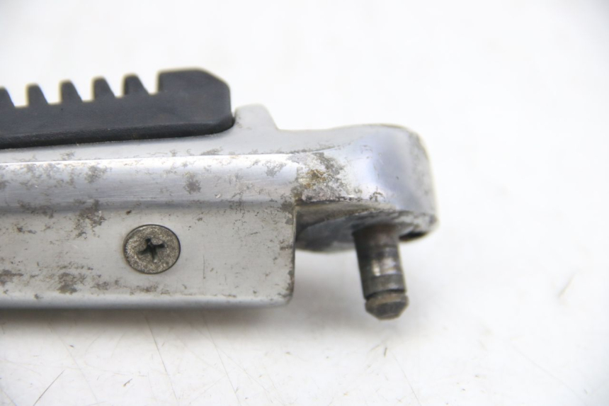 photo de CALE PIED ARRIERE DROIT SUZUKI SIXTEEN 125 (2008 - 2010) - Pièce contrôlée