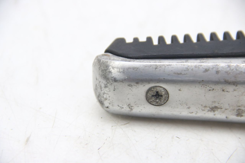 photo de CALE PIED ARRIERE DROIT SUZUKI SIXTEEN 125 (2008 - 2010) - Marquages et références