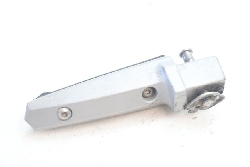 photo de CALE PIED ARRIERE DROIT CAN-AM SPYDER RS 1000 (2008 - 2012) - Autre angle de vue