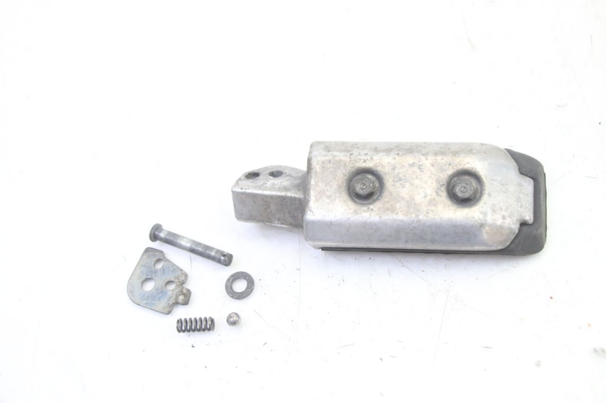 photo de CALE PIED ARRIERE DROIT HONDA ST PAN EUROPEAN 1300 (2002 - 2013) - Autre angle de vue