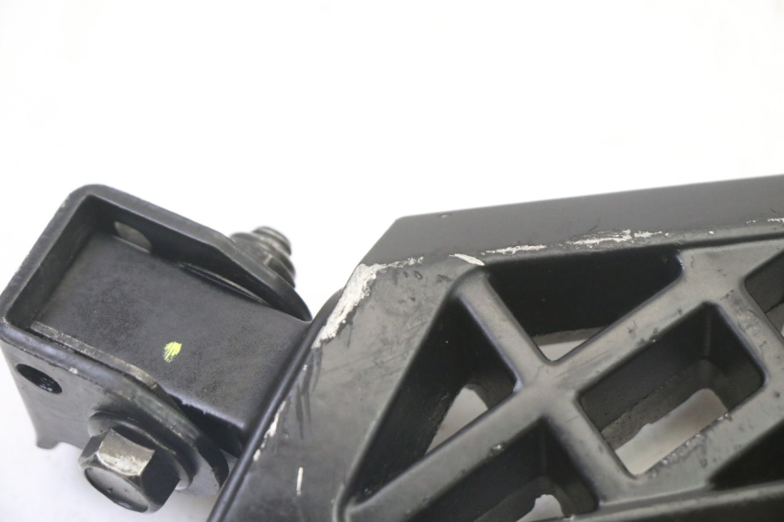 photo de CALE PIED ARRIERE DROIT PEUGEOT STREETZONE I 2T 50 (2018 - 2020) - Gros plan technique