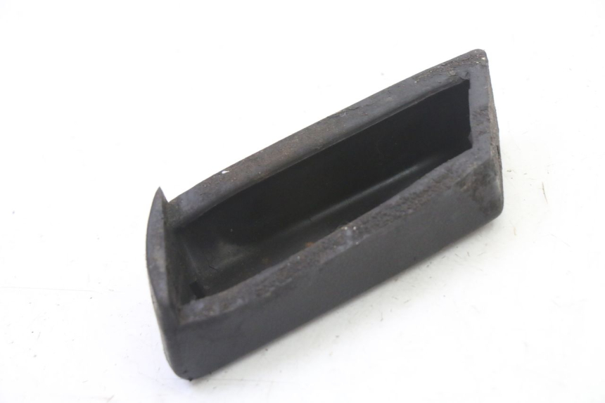 photo de CALE PIED ARRIERE DROIT PIAGGIO SUPER LX 125 (2000 - 2003) - Gros plan technique