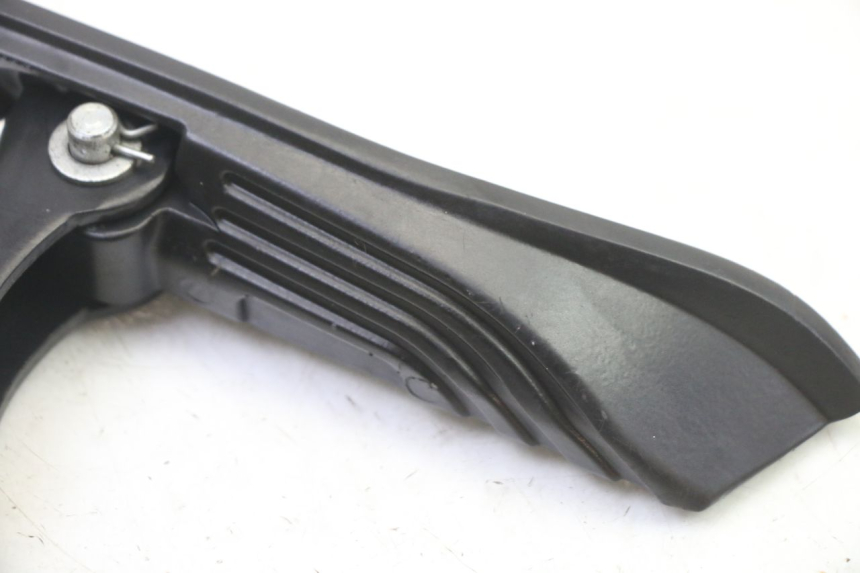 photo de CALE PIED ARRIERE DROIT APRILIA SXR 50 (2021 - 2023) - Détail de la pièce