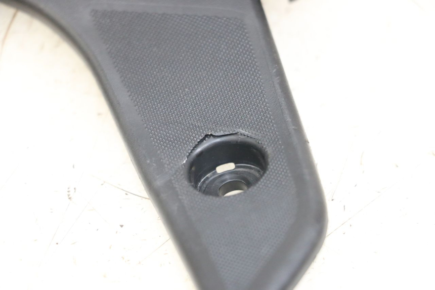 photo de CALE PIED ARRIERE DROIT PIAGGIO VESPA PRIMAVERA 4T 50 (2021 - 2024) - Détail de la pièce