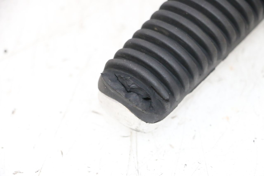 photo de CALE PIED ARRIERE DROIT YAMAHA XMAX X-MAX 125 (2006 - 2009) - Vue d’ensemble