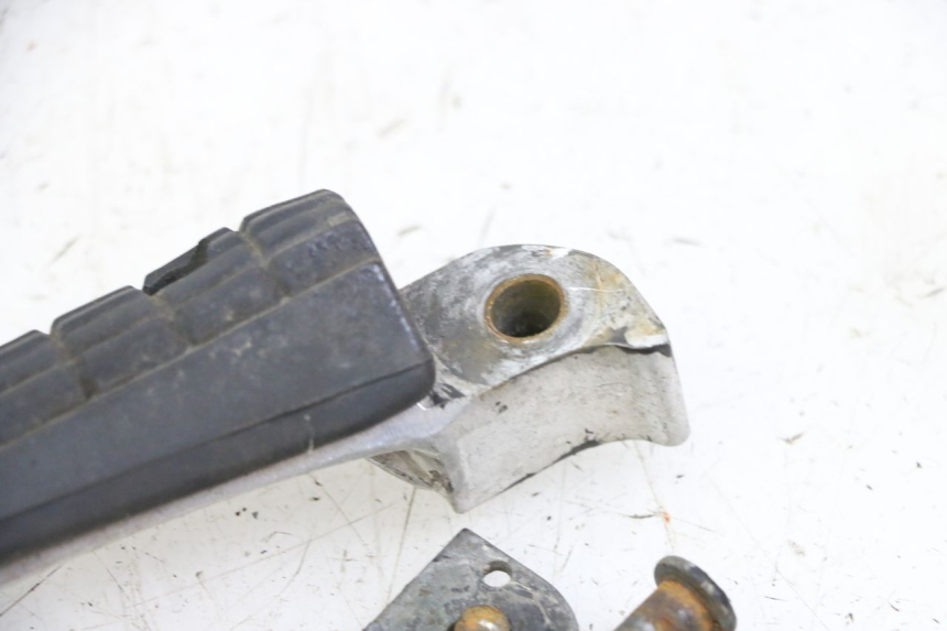 photo de CALE PIED ARRIERE DROIT YAMAHA XJN DIVERSION 600 (2000 - 2003) - Autre angle de vue