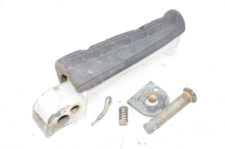 photo de CALE PIED ARRIERE DROIT YAMAHA XJN DIVERSION 600 (2000 - 2003) - Gros plan technique