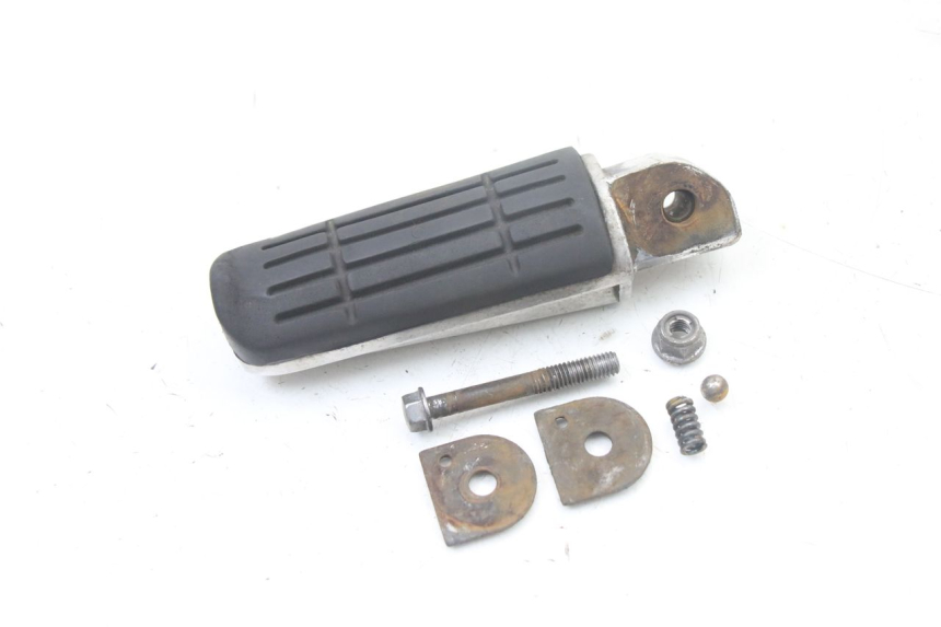 photo de CALE PIED ARRIERE DROIT YAMAHA FZS FAZER 600 (2001 - 2003) - Vue principale