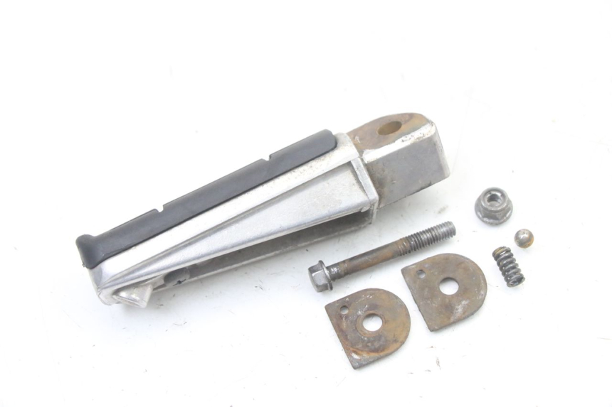 photo de CALE PIED ARRIERE DROIT YAMAHA FZS FAZER 600 (2001 - 2003) - Détail de la pièce
