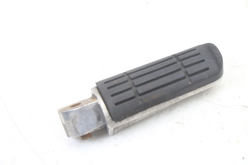 photo de CALE PIED ARRIERE DROIT YAMAHA FZS FAZER 600 (2001 - 2003) - Autre angle de vue