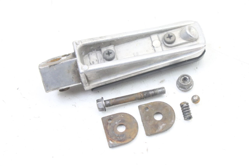 photo de CALE PIED ARRIERE DROIT YAMAHA FZS FAZER 600 (2001 - 2003) - Gros plan technique