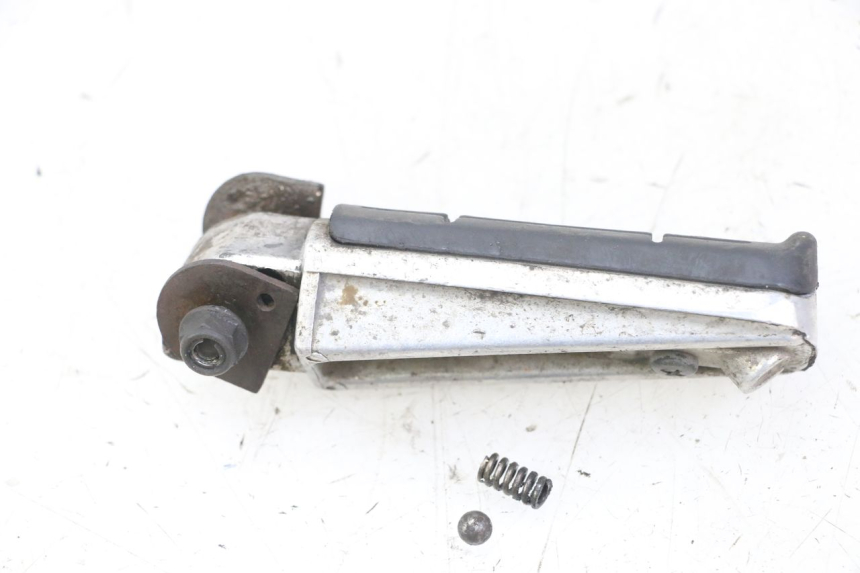 photo de CALE PIED ARRIERE DROIT YAMAHA FZS FAZER 600 (2001 - 2003) - Détail de la pièce