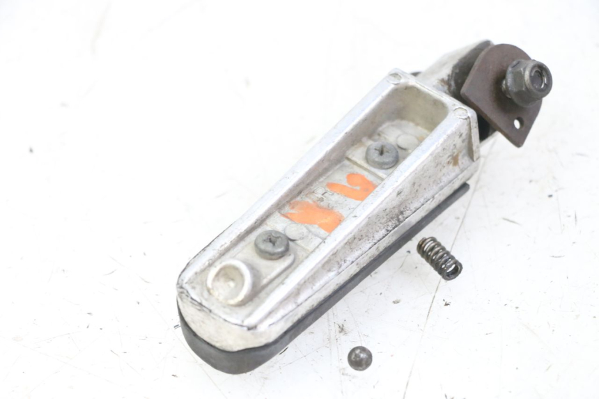 photo de CALE PIED ARRIERE DROIT YAMAHA FZS FAZER 600 (2001 - 2003) - Zoom état d’usage