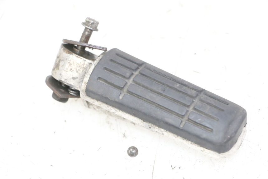 photo de CALE PIED ARRIERE DROIT YAMAHA FZS FAZER 600 (2001 - 2003) - Gros plan technique