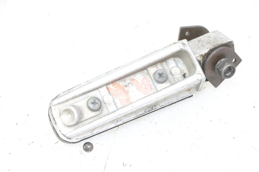 photo de CALE PIED ARRIERE DROIT YAMAHA FZS FAZER 600 (2001 - 2003) - Vue d’ensemble