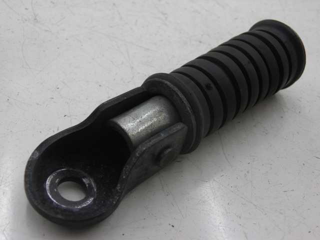 photo de CALE PIED ARRIERE DROIT YAMAHA SR 125 (1982 - 2003) - Zoom état d’usage