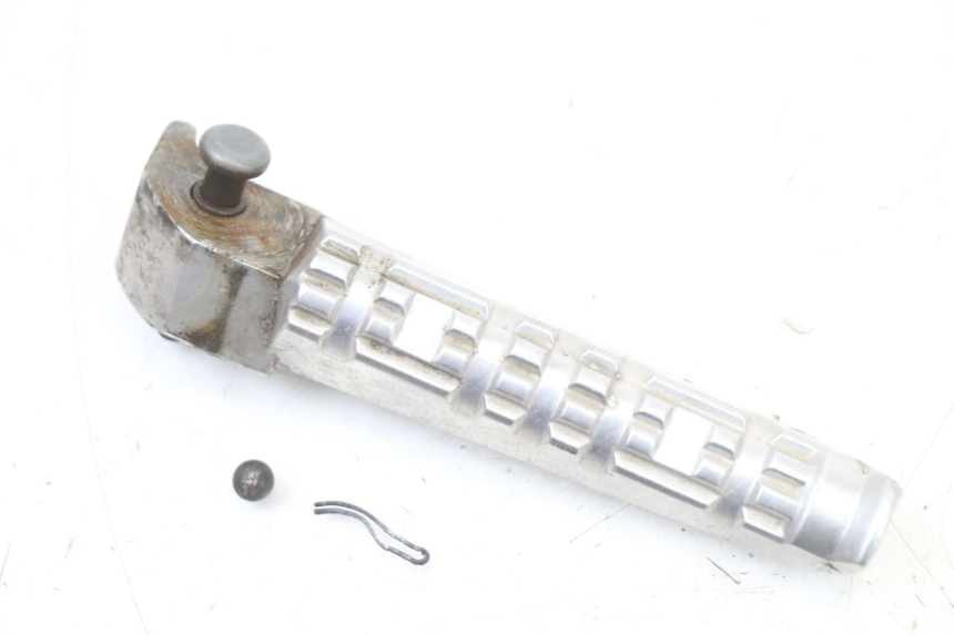 photo de CALE PIED ARRIERE DROIT YAMAHA X-MAX XMAX ABS 250 (2010 - 2014) - Vue principale