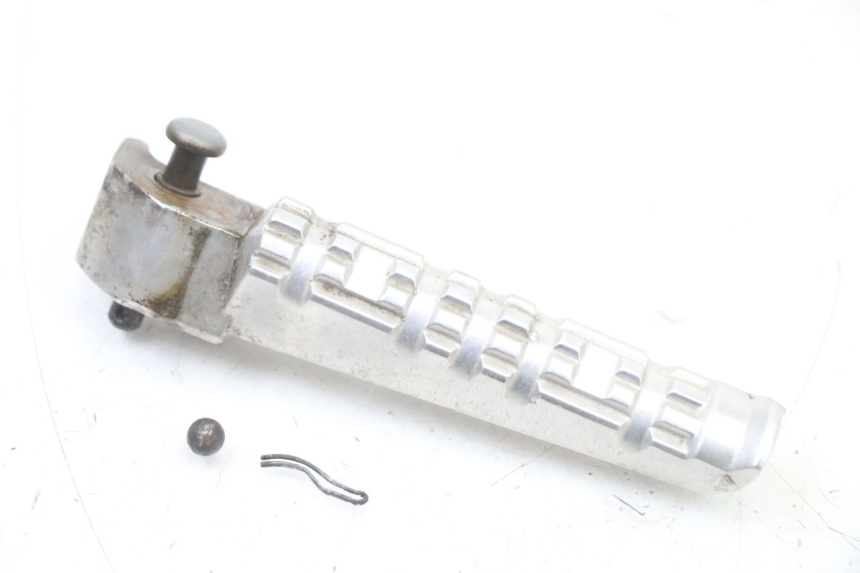 photo de CALE PIED ARRIERE DROIT YAMAHA X-MAX XMAX ABS 250 (2010 - 2014) - Détail de la pièce