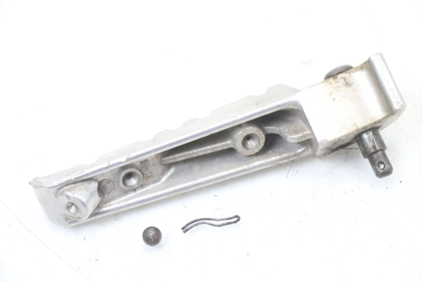 photo de CALE PIED ARRIERE DROIT YAMAHA X-MAX XMAX ABS 250 (2010 - 2014) - Autre angle de vue