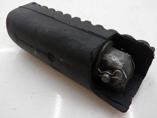 photo de CALE PIED ARRIERE GAUCHE APRILIA LEONARDO ST 250 (2002 - 2005) - Détail de la pièce