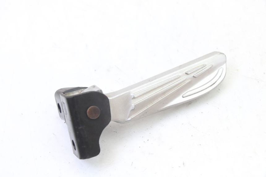 photo de CALE PIED ARRIERE GAUCHE SYM FIDDLE 3 III 125 (2014 - 2020) - Détail de la pièce