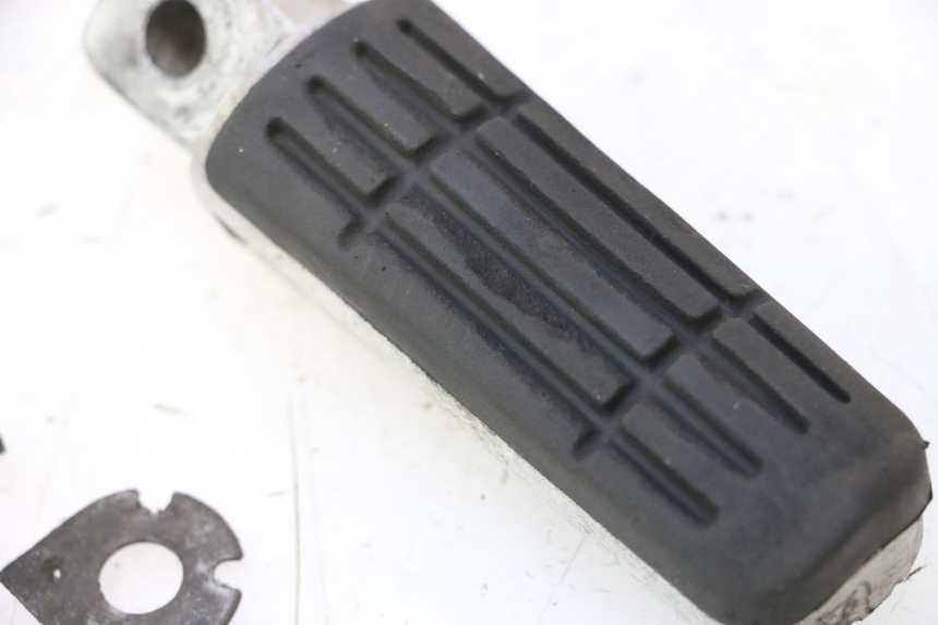 photo de CALE PIED ARRIERE GAUCHE YAMAHA FJR 1300 (2001 - 2005) - Zoom état d’usage