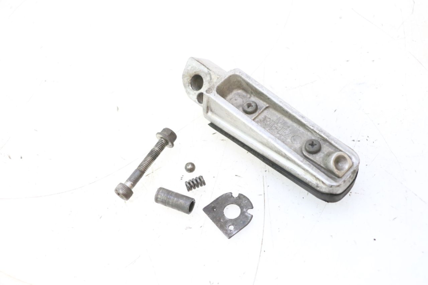 photo de CALE PIED ARRIERE GAUCHE YAMAHA FJR 1300 (2001 - 2005) - Gros plan technique