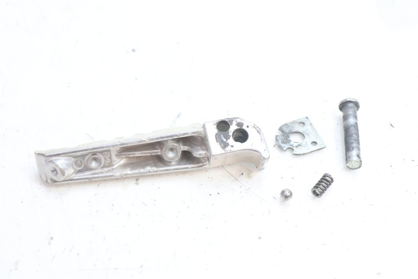 photo de CALE PIED ARRIERE GAUCHE YAMAHA FZ8 800 (2010 - 2016) - Gros plan technique