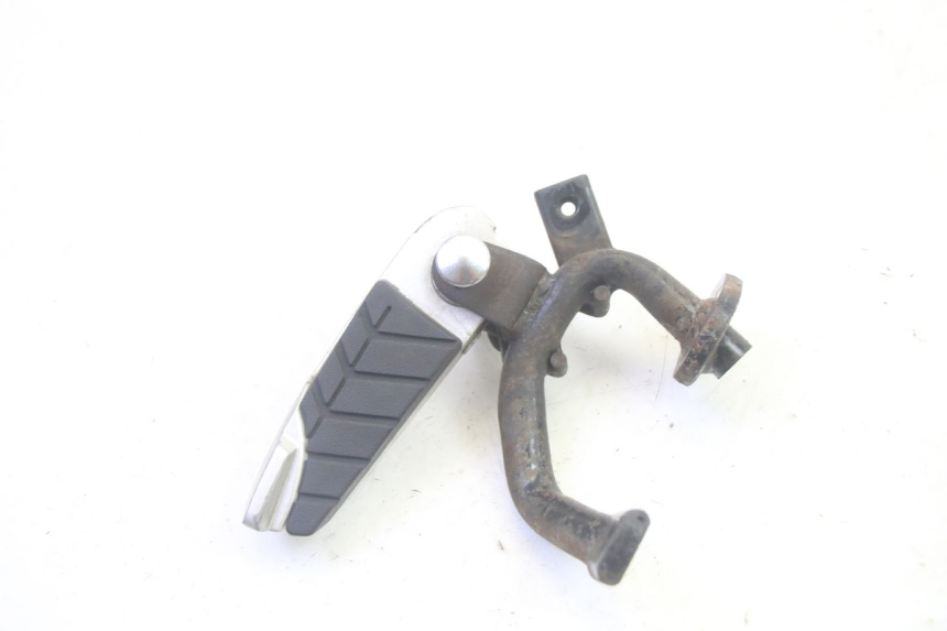 photo de CALE PIED ARRIERE GAUCHE SYM GTS EVO 125 (2009 - 2013) - Autre angle de vue