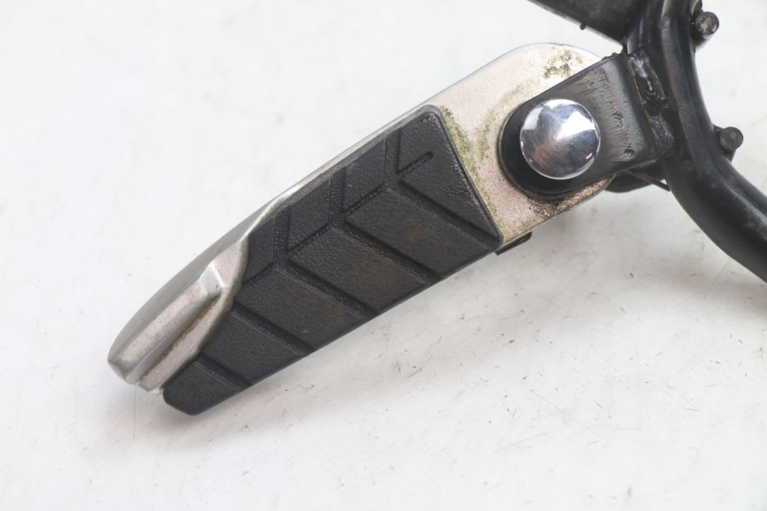 photo de CALE PIED ARRIERE GAUCHE SYM GTS EVO 125 (2009 - 2013) - Détail de la pièce