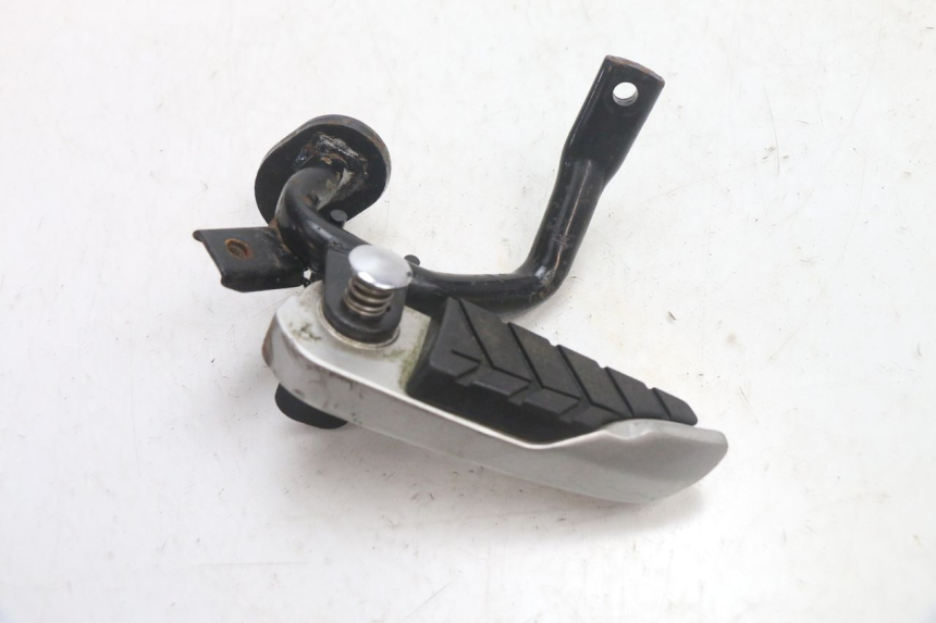 photo de CALE PIED ARRIERE GAUCHE SYM GTS EVO 125 (2009 - 2013) - Autre angle de vue