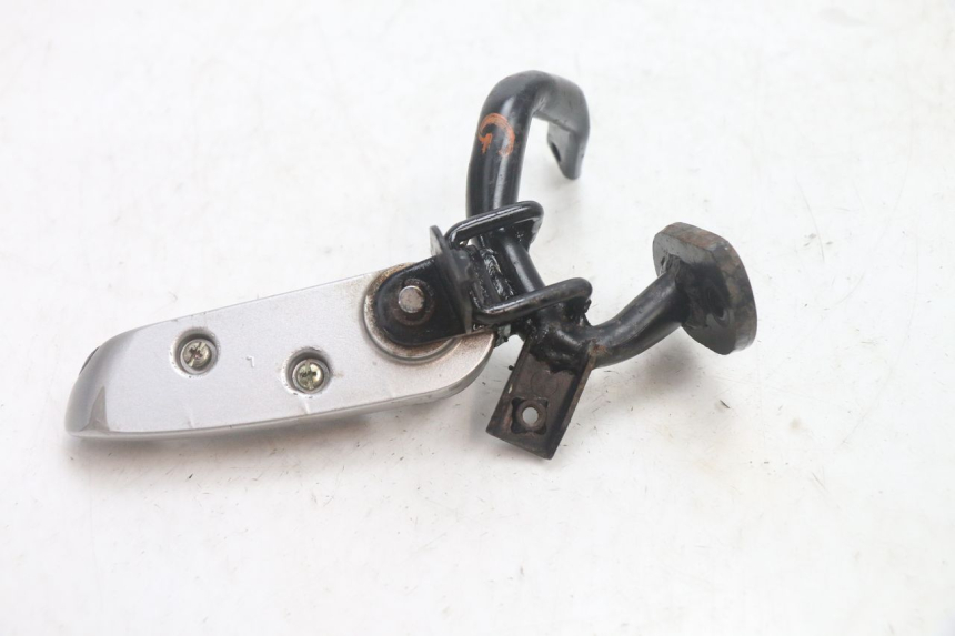 photo de CALE PIED ARRIERE GAUCHE SYM GTS EVO 125 (2009 - 2013) - Points de fixation